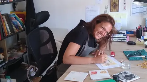 Enlumineur : une Angevine pratique un métier du Moyen-Âge 