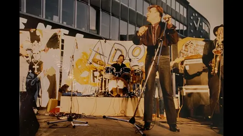 “Au tout début de la radio, l’antenne a été coupée” : comment Ado a...