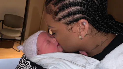 Attention, Rihanna n’a pas posté des photos d’elle avec son bébé