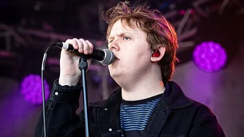 Après deux ans d’absence, Lewis Capaldi signe son grand retour