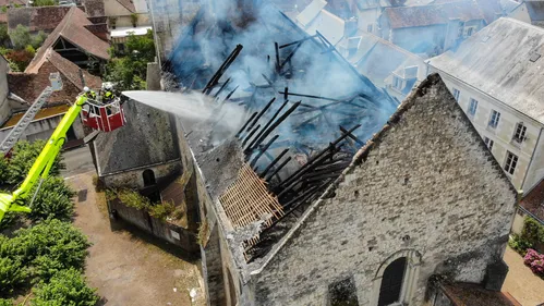 Indre-et-Loire : l’église de Descartes ravagée par les flammes...