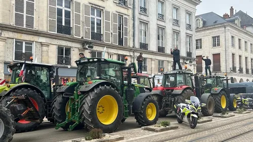 Agriculteurs en colère : les ponts d’Orléans bloqués ! 