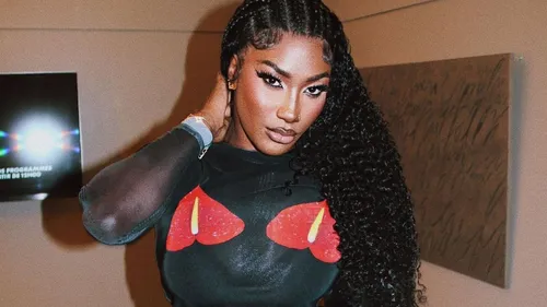 Aya Nakamura dévoile trois nouveaux titres par surprise (vidéo)