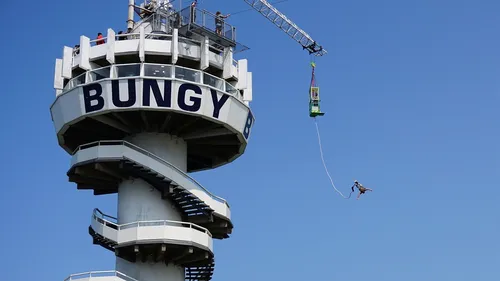 Saut à l'élastique : il se jette 941 fois dans le vide en 24 heures...