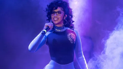 Arrosée par une spectatrice en plein concert, Cardi B s'énerve et...