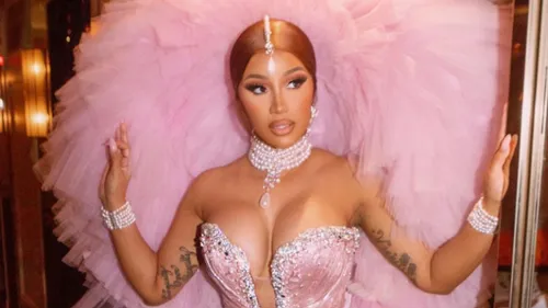 Cardi B : le micro violemment balancé par la chanteuse en plein...