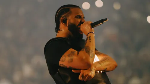 "Ce n'est pas cool" : Drake utilise une photo d'Halle Berry sans sa...