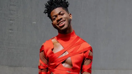 Quand Lil Nas X reçoit un sextoy sur scène en plein concert (vidéo)