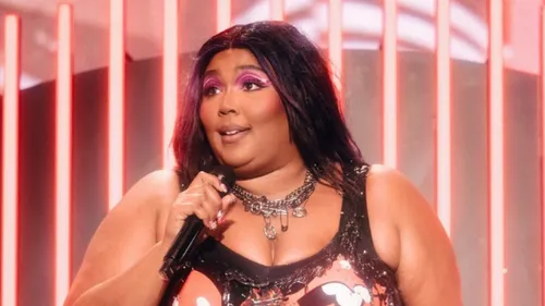 Lizzo poursuivie en justice : la chanteuse est accusée de...