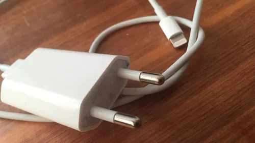 L’UE interdit les chargeurs pour iPhone d’Apple dès 2024