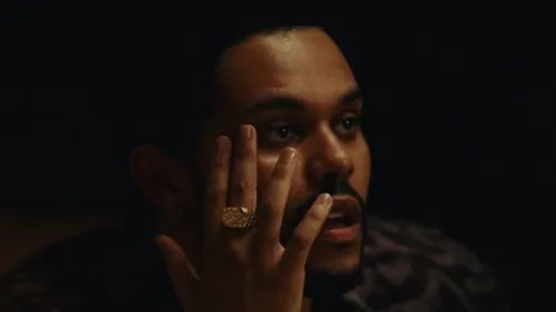 The Weeknd surprend ses fans en débarquant avec un look inattendu...