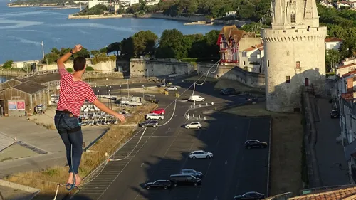 Un funambule entre les tours de La Rochelle ce mercredi 7 juin