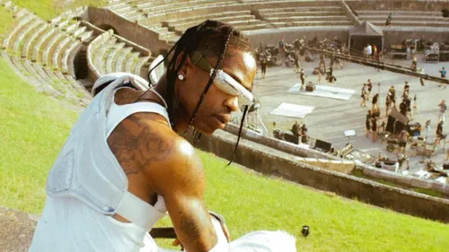 "Les monuments ne sont pas des stades" : le concert de Travis Scott...