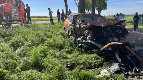 Collision frontale entre un poids lourd et une voiture.