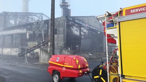 Grosse explosion dans une usine . 