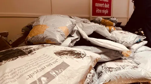 « Une tonne vendue en trois jours » - La folie des colis perdus...