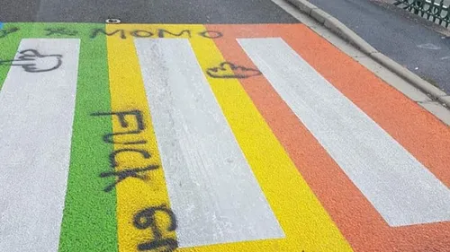 Un passage piéton arc-en-ciel dégradé