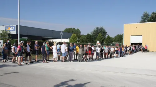 Ils font la queue pour acheter de...la moutarde