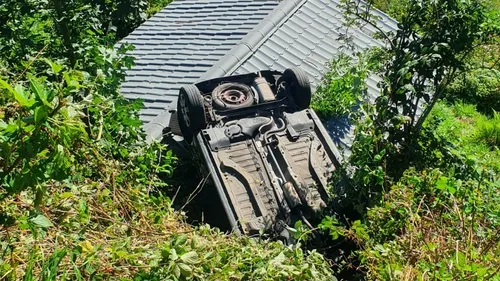 La voiture dévale la pente 