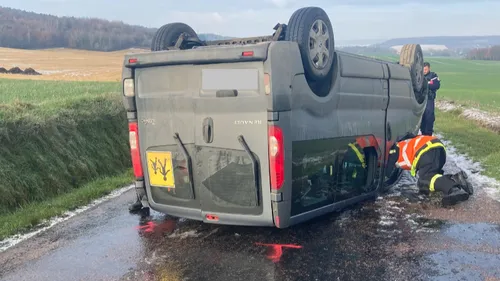 Le verglas provoque deux accidents spectaculaires 