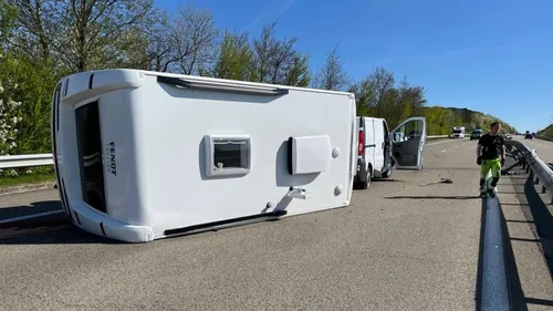 Une caravane se couche au milieu de l'autoroute  