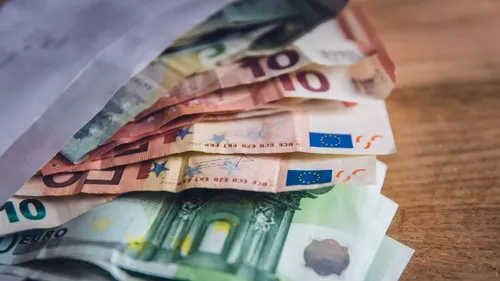 Il trouve une enveloppe pleine d'argent et la rapporte à la police