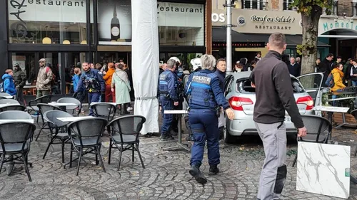 Une voiture percute la terrasse d’un restaurant sur la place...