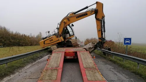 Une pelleteuse glisse d'un camion