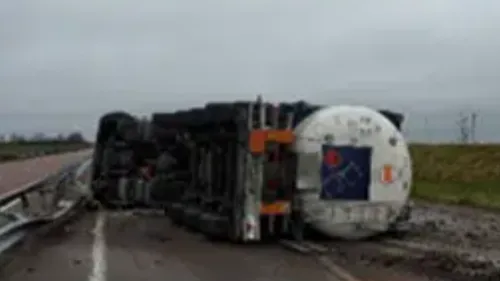 Un poids lourd, transportant des matières dangereuses, se couche...