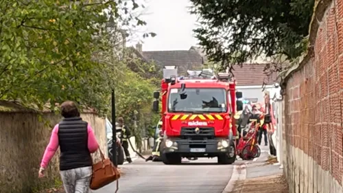 Le toit d'une maison soufflé par une explosion