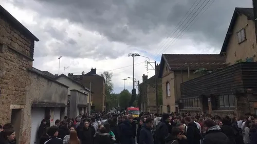 Les élèves d'un lycée évacués après une alerte à la bombe.