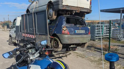 Un camion arrêté avec plus d'une tonne de surcharge