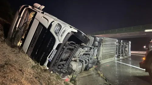 Un camion se couche sur l'autoroute 
