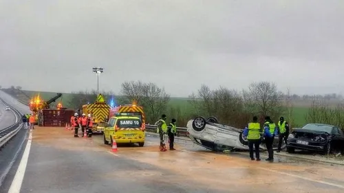 Un poids lourd se couche sur l'autoroute 