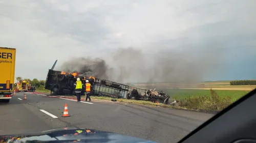 Un camion en feu sur l'autoroute 
