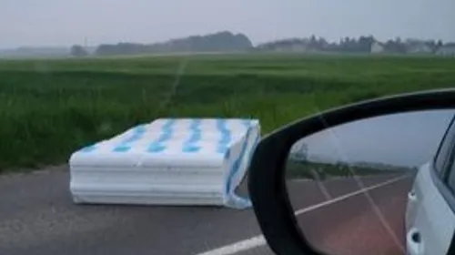 Un camion perd une partie de son chargement sur la route