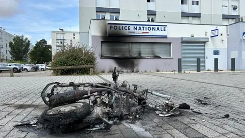 Un poste de police cible d'engins incendiaires