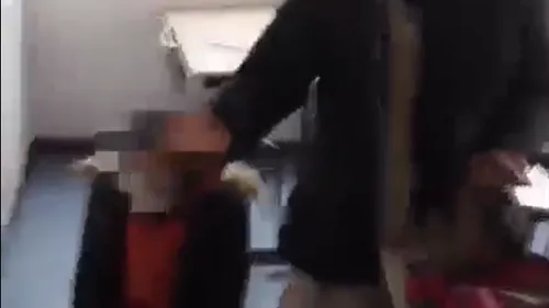 Une jeune femme filmée en pleine prière dans une salle de...