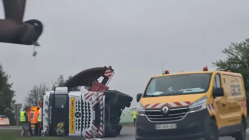 Un convoi exceptionnel se renverse sur un rond-point