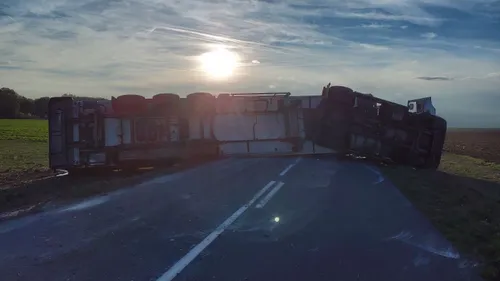 Un poids lourd se couche sur la chaussée.