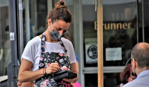 Nouvelles mesures : fermeture des bars à 22 heures dans les...