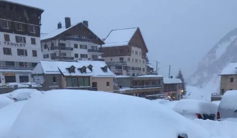 Une famille ivre dévale une piste à La Mongie en pleine nuit, un...