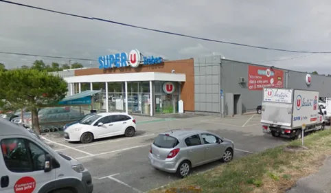 Le Super U de Trèbes tagué dans la nuit