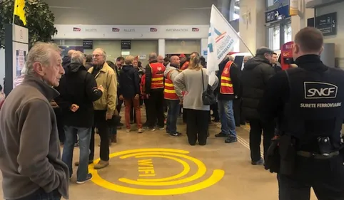 Action coup de poing des cheminots audois contre les suppressions...