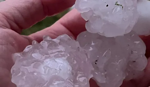 Des grêlons impressionnants, de fortes rafales de vent : plusieurs...