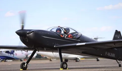 Deux hommes morts dans un crash de prototype d'avion près de...