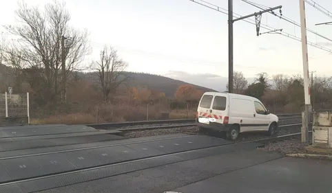 Une voiture en travers des voies ferrées à Martres-Tolosane