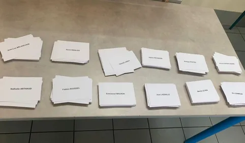 Présidentielles 2022 : Un duel Emmanuel Macron - Marine Le Pen au...