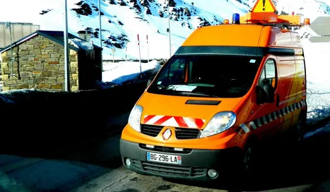 Des cordistes interviennent après la coulée de boue sur la RN 20 