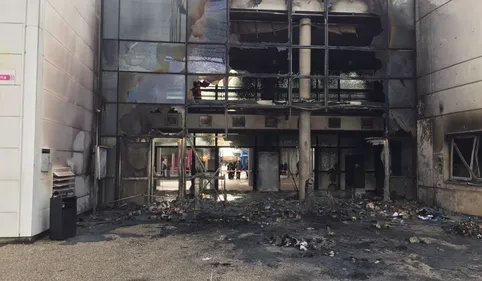 L'entrée d'un lycée de Blagnac incendié lors du blocus des élèves 